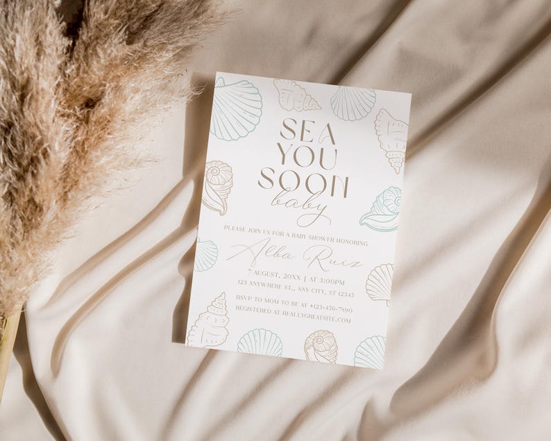 Może przedstawiać: Zaproszenie na baby shower z napisem "Sea You Soon Baby" w stylowej czcionce. Zaproszenie zawiera ilustracje muszli w miękkim odcieniu niebiesko-zielonym i zawiera szczeg&oacute;ły wydarzenia. Zaproszenie jest na białym tle.