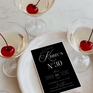 Puede incluir: Una tarjeta de invitaci&oacute;n en blanco y negro con el texto "KIMMY'S N&deg;30" en una fuente decorativa. La invitaci&oacute;n es para una fiesta el s&aacute;bado 1 de marzo de 2025 a las 7 PM. La invitaci&oacute;n tambi&eacute;n incluye la direcci&oacute;n y el c&oacute;digo de vestimenta.