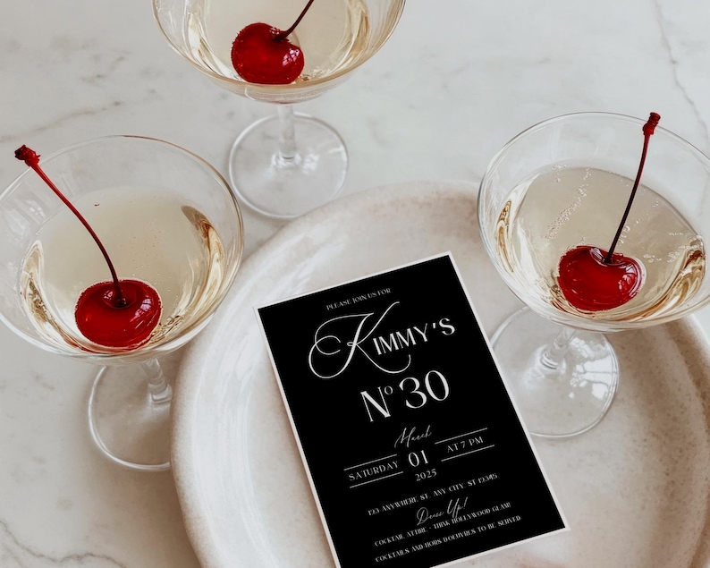 Puede incluir: Una tarjeta de invitaci&oacute;n en blanco y negro con el texto "KIMMY'S N&deg;30" en una fuente decorativa. La invitaci&oacute;n es para una fiesta el s&aacute;bado 1 de marzo de 2025 a las 7 PM. La invitaci&oacute;n tambi&eacute;n incluye la direcci&oacute;n y el c&oacute;digo de vestimenta.