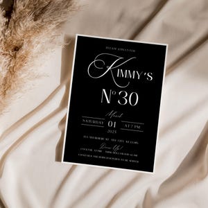 Puede incluir: Una tarjeta de invitaci&oacute;n en blanco y negro con el texto "Por favor, &uacute;nase a nosotros para Kimmy's N&deg;30" y detalles para una fiesta el s&aacute;bado 1 de marzo de 2025 a las 7 PM. La direcci&oacute;n es 123 Anywhere St, Any City, ST 12345. El c&oacute;digo de vestimenta es "Dress Up".