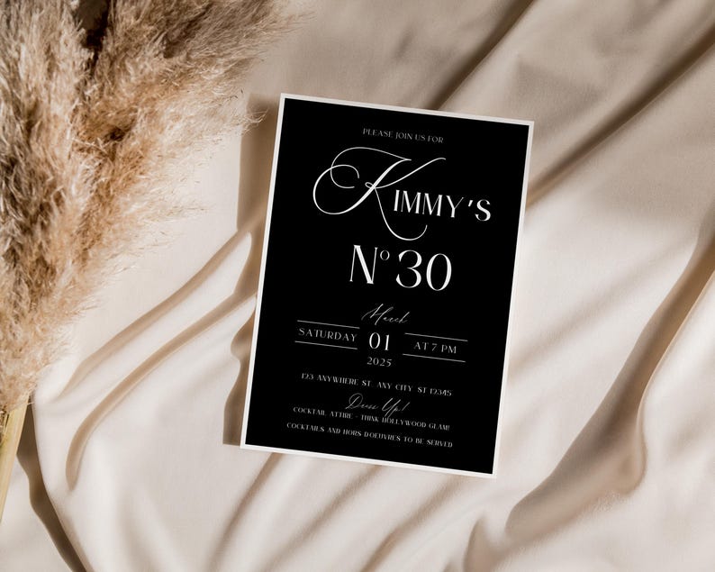 Puede incluir: Una tarjeta de invitaci&oacute;n en blanco y negro con el texto "Por favor, &uacute;nase a nosotros para Kimmy's N&deg;30" y detalles para una fiesta el s&aacute;bado 1 de marzo de 2025 a las 7 PM. La direcci&oacute;n es 123 Anywhere St, Any City, ST 12345. El c&oacute;digo de vestimenta es "Dress Up".