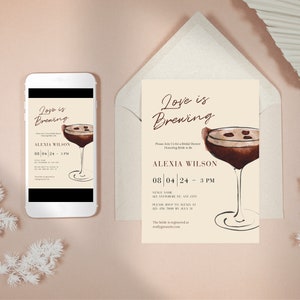 Puede incluir: Una invitaci&oacute;n a una despedida de soltera y un tel&eacute;fono inteligente que muestra el mismo dise&ntilde;o. La invitaci&oacute;n y la pantalla del tel&eacute;fono presentan una ilustraci&oacute;n de acuarela de un c&oacute;ctel y el texto "Love is Brewing". Los detalles incluyen la fecha, la hora y el nombre de la novia.