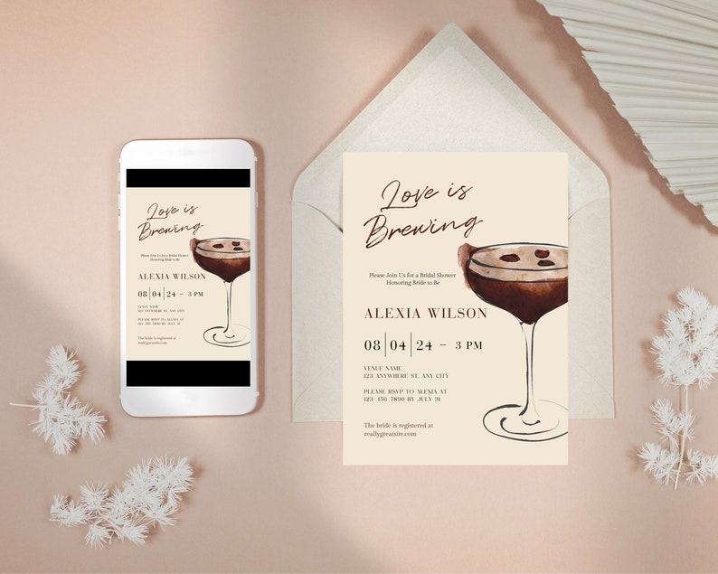 Puede incluir: Una invitaci&oacute;n a una despedida de soltera y un tel&eacute;fono inteligente que muestra el mismo dise&ntilde;o. La invitaci&oacute;n y la pantalla del tel&eacute;fono presentan una ilustraci&oacute;n de acuarela de un c&oacute;ctel y el texto "Love is Brewing". Los detalles incluyen la fecha, la hora y el nombre de la novia.