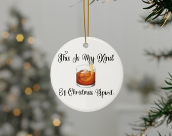 Può includere: Ornamento natalizio rotondo bianco con la scritta "This Is My Kind Of Christmas Spirit" e un'illustrazione di cocktail. L'ornamento è sospeso da un filo d'oro ed è decorato con un cocktail.