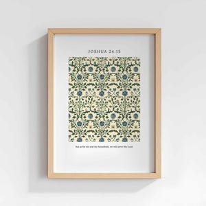 Könnte beinhalten: Ein gerahmter Druck mit einem floralen Muster in Blau, Grün und Creme. Der Text "JOSHUA 24:15" steht oben, mit dem Zitat "But as for me and my household, we will serve the Lord" unten. Der Rahmen ist hellbraun.