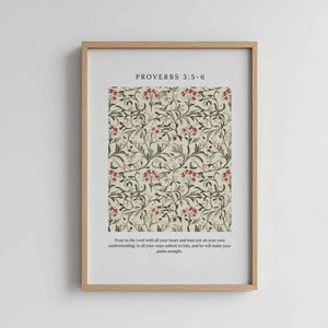 Peut inclure: Une impression encadrée avec le texte "PROVERBES 3:5-6" en haut. L'impression présente un motif floral aux couleurs rouge, vert et crème. Le bas de l'impression contient une citation des Proverbes.