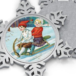 Kinderen rodelen in de sneeuw Vintage ansichtkaart kunst tinnen sneeuwvlok ornament kerstboom decor ornament vakantie woondecoratie winter