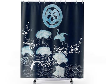Può includere: Un telo doccia blu con un design giapponese bianco. Il design presenta una gru, un cerchio con un fiore all'interno e un albero con fiori bianchi.