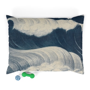 Puede incluir: Una almohada decorativa con un patrón de olas azules y blancas. La almohada está hecha de una tela suave y texturizada y tiene un aspecto sutil, dibujado a mano.