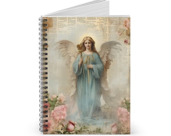 Puede incluir: Cuaderno de espiral con una ilustración vintage de un ángel con un vestido azul claro, sosteniendo una ramita dorada. La portada tiene un fondo de papel envejecido y rosas rosas. La encuadernación en espiral del cuaderno es negra.