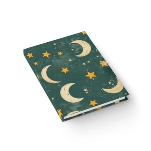 Puede incluir: Un diario verde con un patrón de estrellas amarillas y lunas crecientes. El diario tiene un aspecto desgastado y vintage.