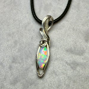 Etiopisk opalhänge i sterlingsilver med trådlindning – Handgjort halsband med 1,97 karat opal, hantverkssmycken