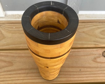 Florero de madera segmentado