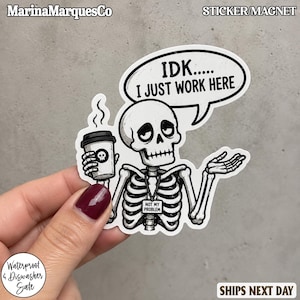 Puede incluir: Una pegatina o imán troquelado con una ilustración en blanco y negro de un esqueleto sosteniendo una taza de café con un icono de calavera. El esqueleto hace un gesto de encogimiento con un bocadillo que dice IDK..... I JUST WORK HERE.