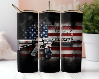 Puede incluir: Tres vasos de acero inoxidable con fondo negro y un diseño de bandera estadounidense descolorido. Un rifle plateado está centrado en la bandera con un esquema de color rojo, blanco y azul.