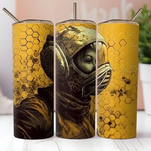 Puede incluir: Tres vasos de acero inoxidable con un patrón de panal y un gráfico de una persona con un casco y un respirador. Los vasos son amarillos y negros.