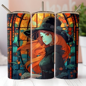 Puede incluir: Un vaso de acero inoxidable con una ilustración de estilo vidriera de una bruja con pelo rojo y un sombrero negro. La obra de arte tiene colores naranja, turquesa y negro. El vaso incluye una pajita plateada.