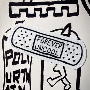 Könnte beinhalten: Ein weißer Pflaster-Aufkleber mit dem schwarzen Text "FOREVER UNCOOL". Der Aufkleber hat kleine schwarze Punkte und befindet sich vor einem Hintergrund aus schwarz-weißer Strichzeichnung.