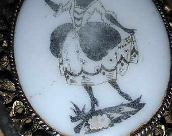 Broche victorienne vintage en métal avec silhouette de femme en porcelaine