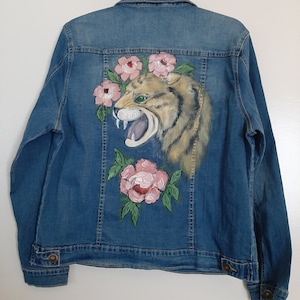 Retro women&#39;s hand painted jeans jacket with Japanese tiger and flowers on the back of the jacket.