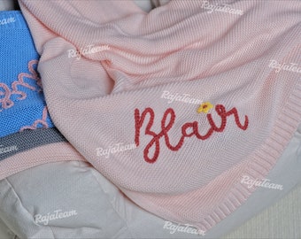 Handgefertigte gehäkelte Babydecke mit personalisierter Stickerei: Ein geschätztes Geschenk für die Kleinen