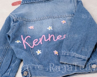 Bestickte Jeansjacke für Mädchen: Personalisierter Jeansmantel mit Namen - Einzigartige Geschenkidee zum Geburtstag