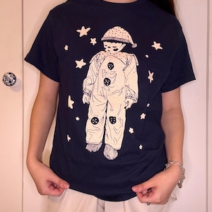 Camiseta de manga corta azul marino con estampado de niño payaso dormilón / Estampado serigrafiado a mano con tinta en relieve / Regalo de Halloween para otoño e invierno / Mi corazón de payaso