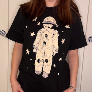 Camiseta negra de manga corta con estampado de niño payaso dormilón / Estampado artesanal con tinta en relieve / Regalo de Halloween para otoño e invierno / Mi corazón de payaso