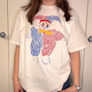 Camiseta blanca de manga corta con diseño de muñeco bufón / Serigrafía hecha a mano en colores primarios con tinta abombada / Regalo de Pascua de primavera / Mi corazón de payaso