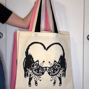 Bolsa de lona con diseño de gato payaso / Bolso de hombro con diseño de gatos negros en forma de corazón / Rosa con tinta negra / Regalo de Pascua para primavera / Amante de los gatos / Mi corazón de payaso