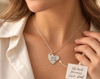 Puede incluir: Un collar con colgante en forma de corazón de color plateado que presenta el texto grabado en negro 'Hot Rod Always Love Dad'. El colgante cuelga de una delicada cadena plateada. Una pequeña tarjeta blanca muestra el mismo texto manuscrito.