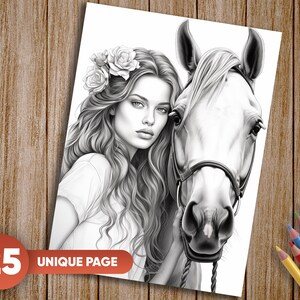 Pu&ograve; includere: Un disegno in bianco e nero di una donna con lunghi capelli fluenti che indossa una corona di fiori, che guarda la fotocamera. &Egrave; in piedi accanto a un cavallo bianco con un morso nero.