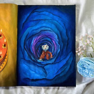 Puede incluir: Una pintura de una ni&ntilde;a con un vestido rojo de pie en una flor azul y morada. La flor tiene forma de espiral y la ni&ntilde;a mira hacia afuera de la flor.