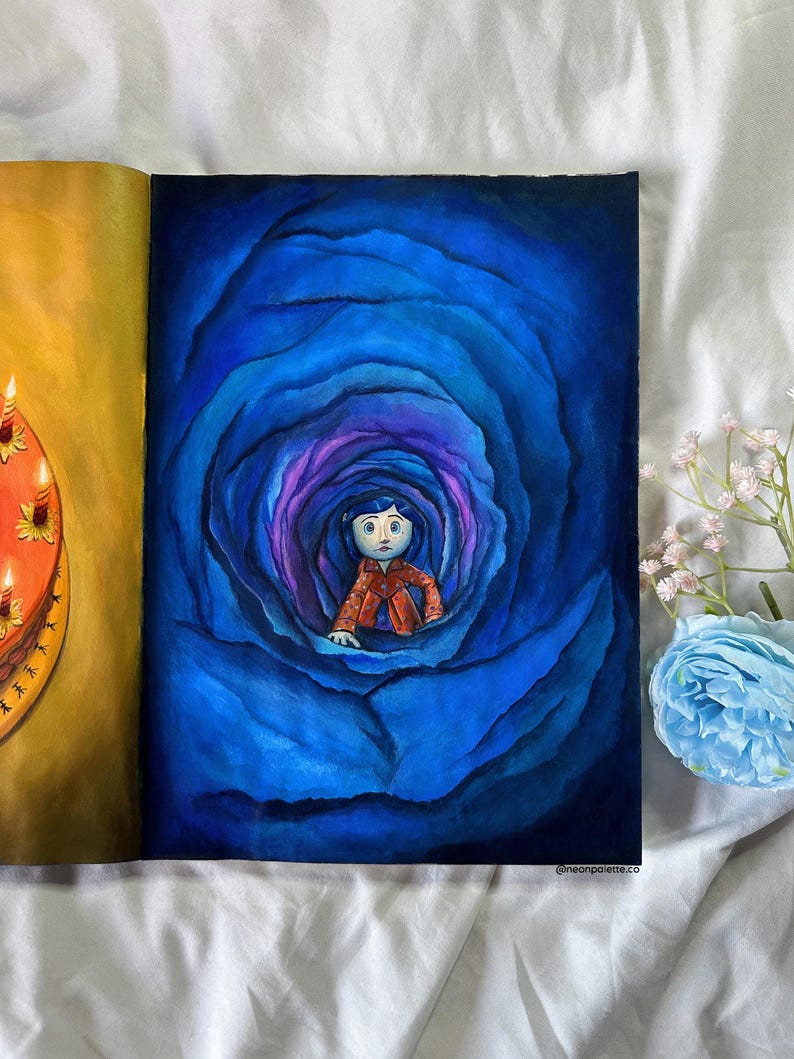 Puede incluir: Una pintura de una ni&ntilde;a con un vestido rojo de pie en una flor azul y morada. La flor tiene forma de espiral y la ni&ntilde;a mira hacia afuera de la flor.