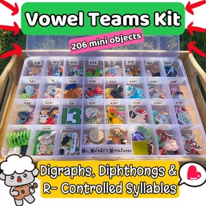 May include: A clear plastic storage container filled with small colorful objects labeled with vowel teams, digraphs, and diphthongs. The container is labeled "Vowel Teams Kit 206 mini objects" and "Digraphs, Diphthongs & R-Controlled Syllables".