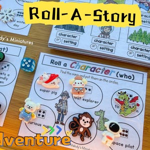 Puede incluir: Un juego de mesa llamado "Roll-A-Story" con texto amarillo. El juego incluye tarjetas con indicaciones de personajes y escenarios, figuras en miniatura y un dado. La palabra "Adventure" está escrita en naranja en la parte inferior.