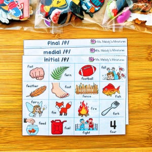 Puede incluir: Tarjetas didácticas con ilustraciones para el sonido /f/, incluyendo palabras como "puño", "helecho" y "fútbol". Las tarjetas están etiquetadas como "final /f/", "medial /f/" e "inicial /f/". La marca "Ms. Melody's Miniatures" también es visible.