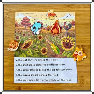Könnte beinhalten: Eine farbenfrohe Miniatur-Szene mit einem Sonnenblumenfeld und verschiedenen Tierfiguren. Eine blaue Maus, ein oranger Truthahn und ein gelbes Eichhörnchen sind zu sehen. Der Text "Ms. Melody's Miniatures" ist sichtbar.