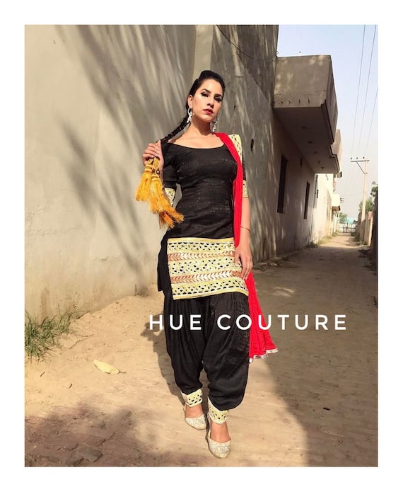 Black Suit With #Contrast #Dupatta | Plain #Black #Suit With Contrast  Dupatta | Fashion Trends | Combination dresses, Black plain dress, Black  dresses classy