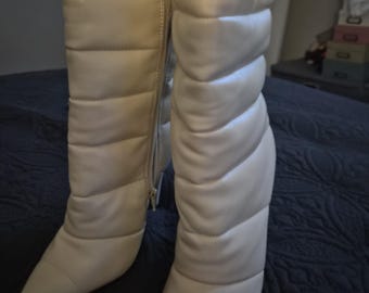 Botas ShoeDazzle Chryses creme acolchoadas com salto agulha e bico fino, tamanho 8,5.