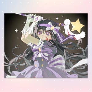 Può includere: Illustrazione in stile anime di un personaggio in un vestito viola con un fiocco, che tiene in mano una bacchetta. Il personaggio ha i capelli neri, gli occhi viola e sangue sul viso. Lo sfondo è scuro con accenti di stelle.