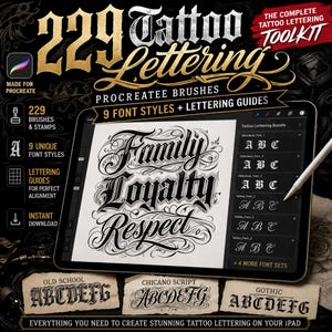 Peut inclure: Un kit d'outils numérique de lettrage de tatouage pour Procreate, comprenant 229 pinceaux et tampons, 9 styles de polices et des guides de lettrage. L'image affiche une tablette présentant des exemples de lettrage de tatouage.
