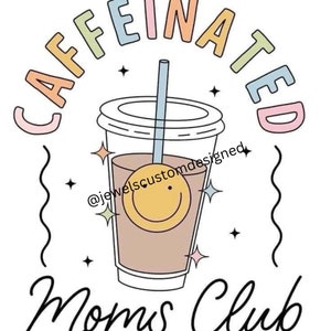 Puede incluir: Una ilustración colorida de una taza de café con una pajita y una carita sonriente dentro. El texto "CAFFEINATED MOMS CLUB" está escrito en un arcoíris alrededor de la taza.
