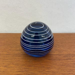 Swirl paperweight / paper weight / glass art in blue and white 70s Mid Century Vintage