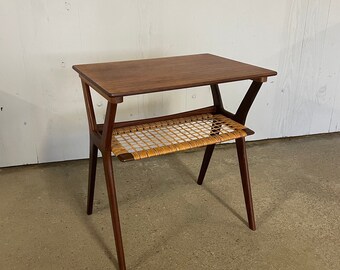 Table d'appoint du milieu du siècle avec porte-journaux en bois de teck vintage des années 60