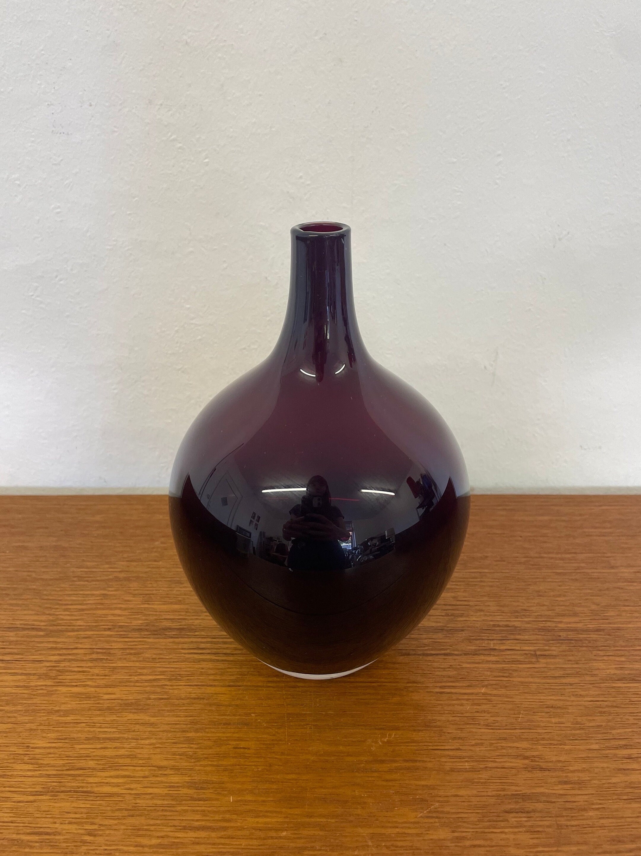 紫がかった赤のヴィンテージ イケア 花瓶 16789 by Johanna Jeline