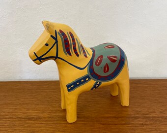 Caballo de madera vintage sueco en estilo Dala de los años 70 hecho a mano a mediados de siglo