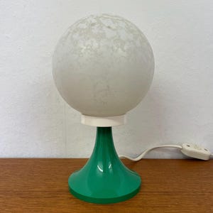 Aro Leuchte Tischlampe / Nachttischlampe in grün mit Glaskugel 70er Mid Century Vintage