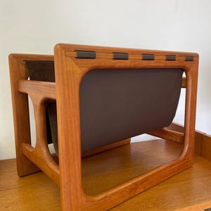 Salin Mobler magazine rack / newspaper rack by Aksel Kjersgaard made of teak and leather in brown 60s 70s Mid Century Vintage