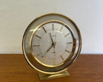Horloge de table à quartz vintage Europe type 3.202.24 en or années 70 Mid Century